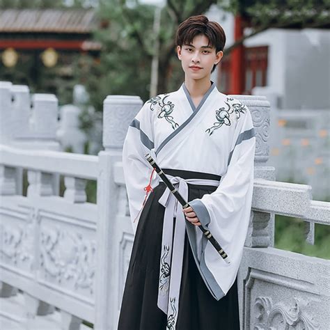 The big sleeve Paoshan has a front Jin (, the front part of the chest), and the waist is usually tied with a belt, which looks dignified. . Male hanfu